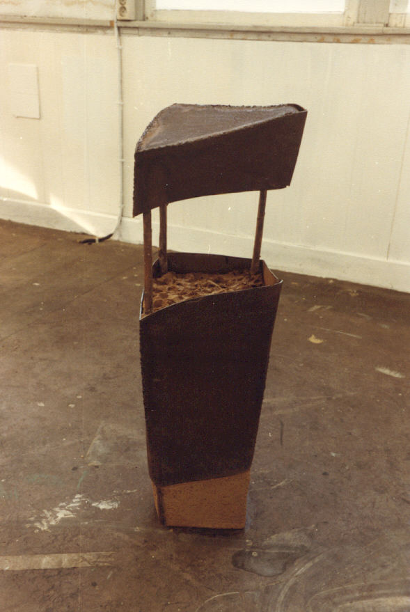 1984-z. t.- ijzer, hout, klei, 90x30x30cm