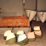 1986-Expo. OM NIET, installatie, detail, gips, jute zakken, houten kisten, 150x150x60cm