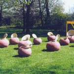 2000-Veteranen- installatie met plantenpotten, gepigmenteerde portland, hout, lak, 500x500cm, Zenderen