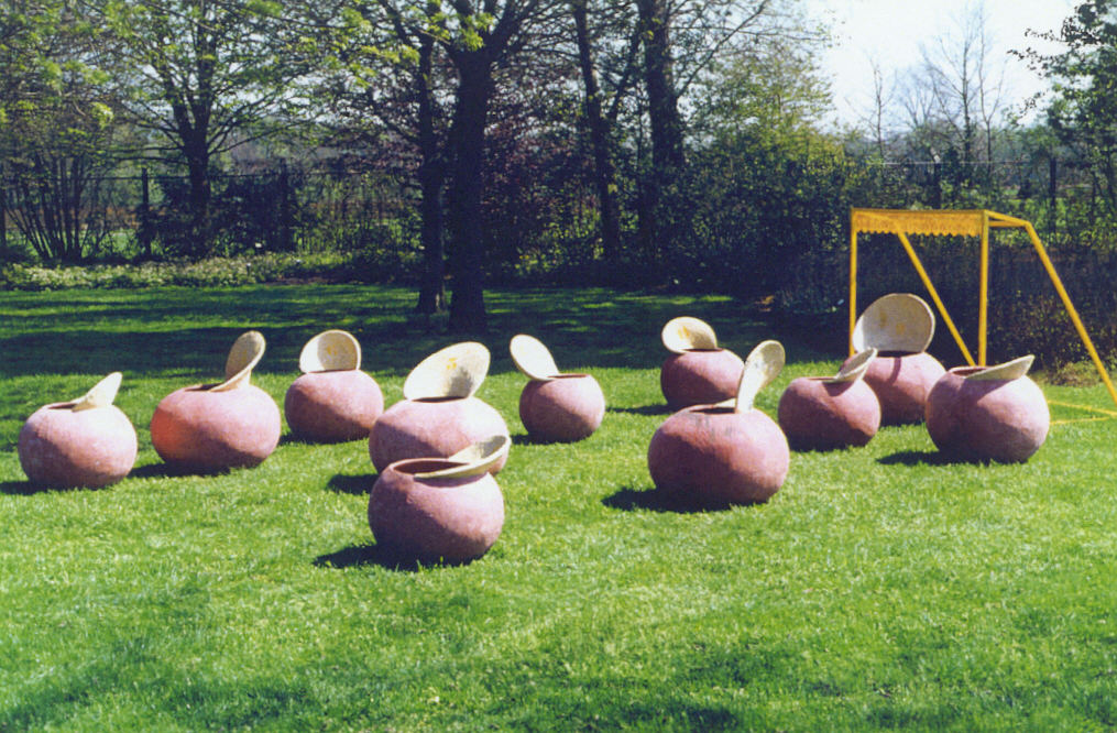 2000-Veteranen- installatie met plantenpotten, gepigmenteerde portland, hout, lak, 500x500cm, Zenderen