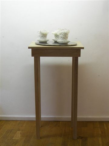 2007-zonder titel, porselein, wol aluminiumgaren, rvs, hout, 120x55x43 cm