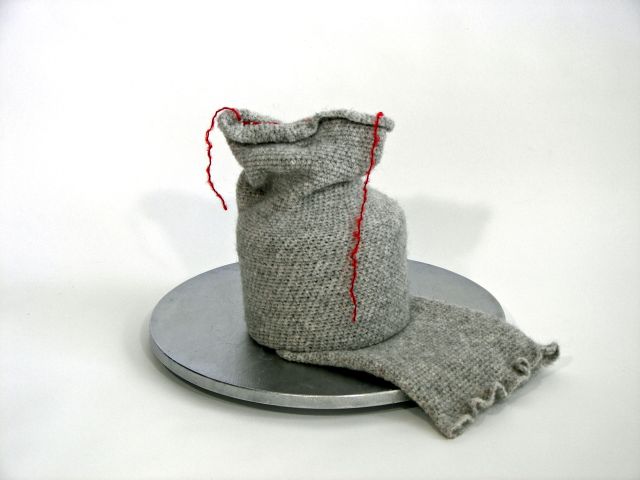 2009-oude sok, wol, aardewerk, aluminium, 50x36cm