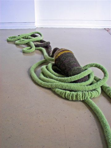 2010-wortelen, wol om touw en aardewerk, 400x60x39cm