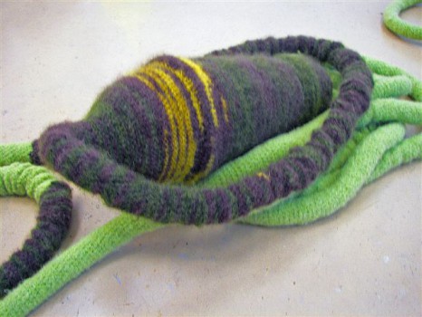 2010-wortelen, wol om touw en aardewerk-detail