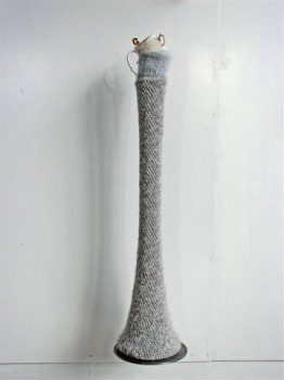 2010-zonder titel, wol, porselein, 92x19cm