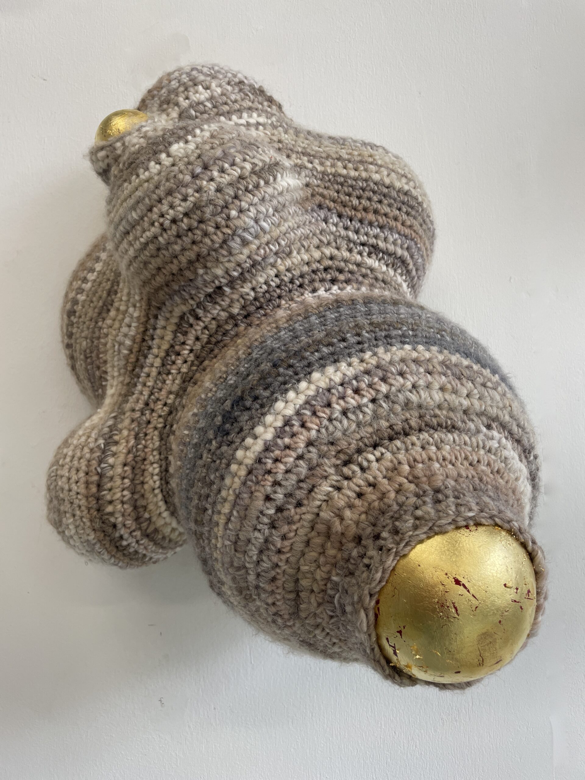 Aarde met machtsmiddel als inhoud, (3), wol,bladgoud, 50x36x31cm, 2026