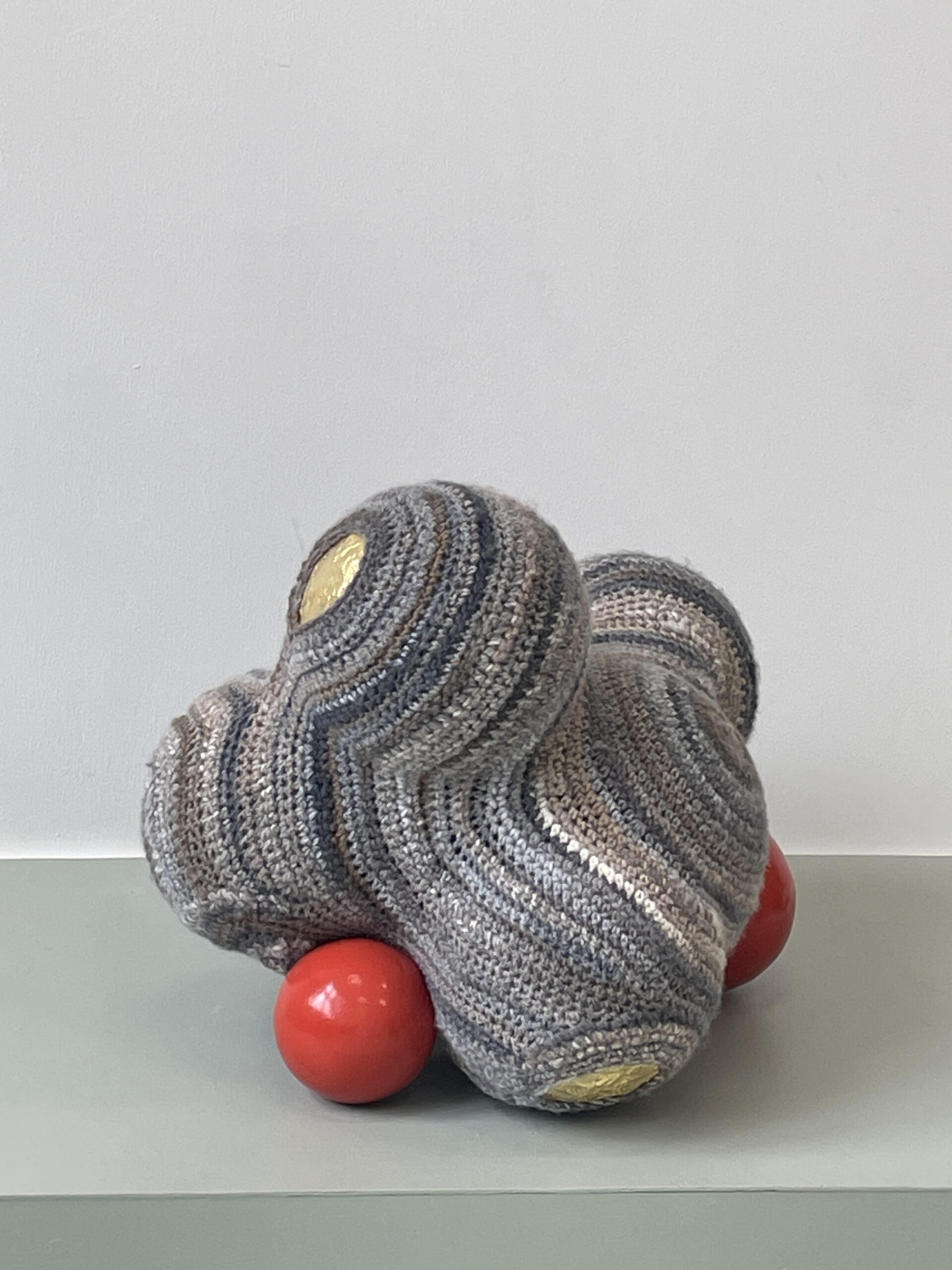 Aarde met machtsmiddel als inhoud, wol,bladgoud,lak, (2) 46x54x54cm, 2026